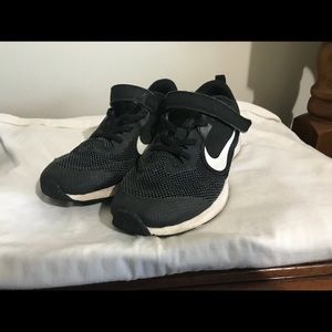 Nike Size 2.5 Velcro Boys shoes black